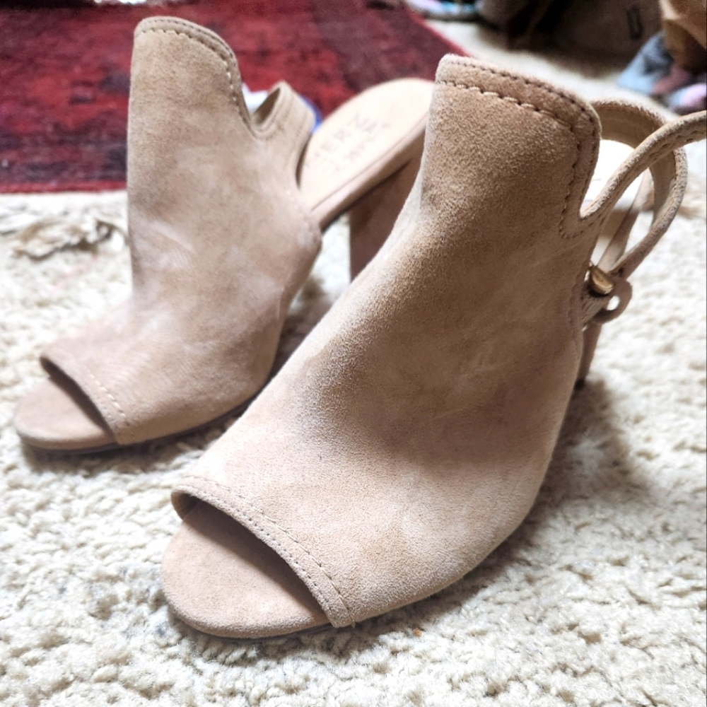 Naturalizer Raquel heels size 4